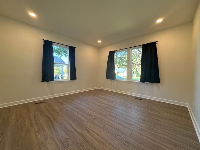 Building Photo - 114 N Hatton Ave
