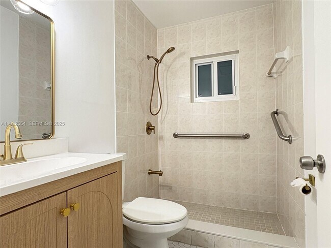 Building Photo - 527 SW 9th Ave