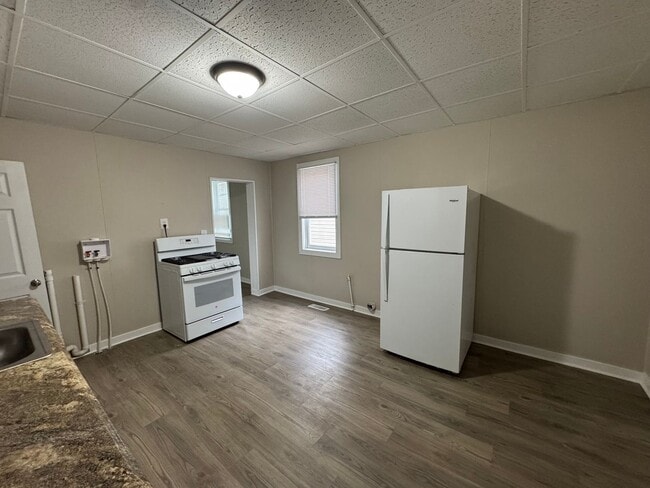 Building Photo - 106 E Maryland St