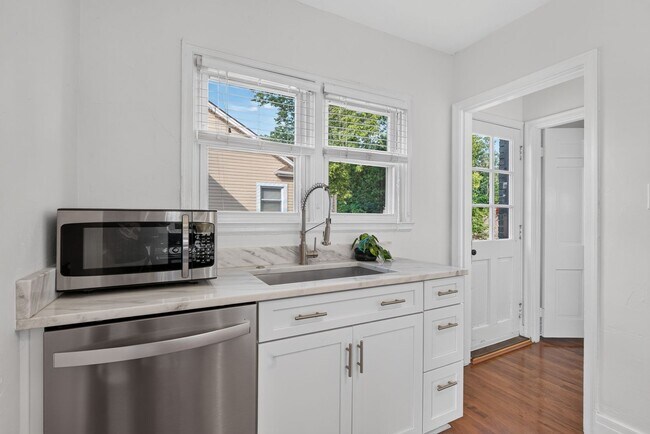 Building Photo - 721 Headley Ave