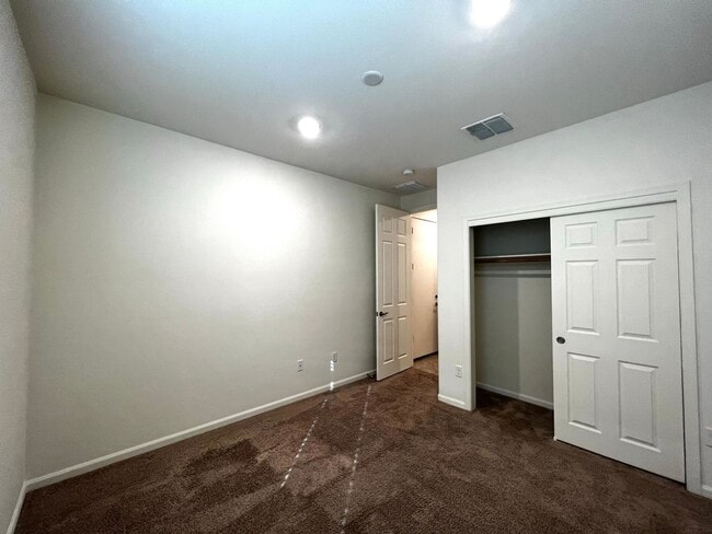 Building Photo - 4 Bedroom Home with 3-Car Garage in Gladde...