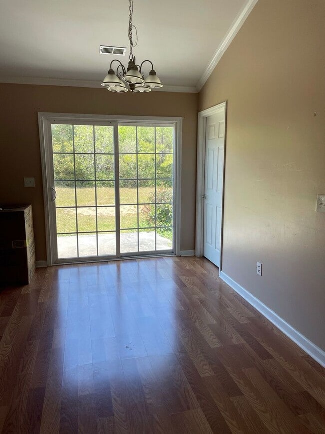 Building Photo - SPECIAL! 3 Bedroom Home w/ Yard and No HOA - Half off 2nd month rent