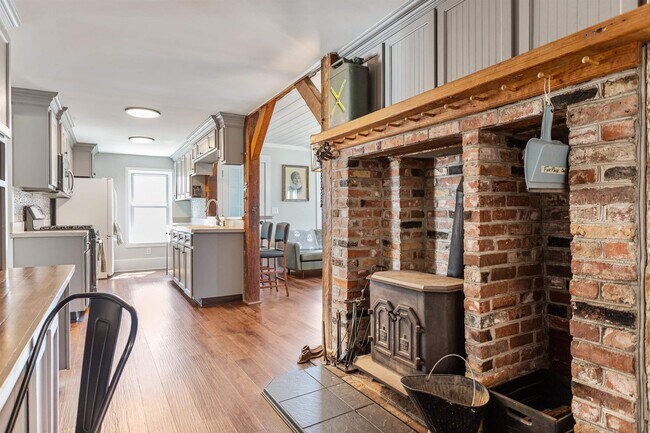 Building Photo - 33 Exeter Rd