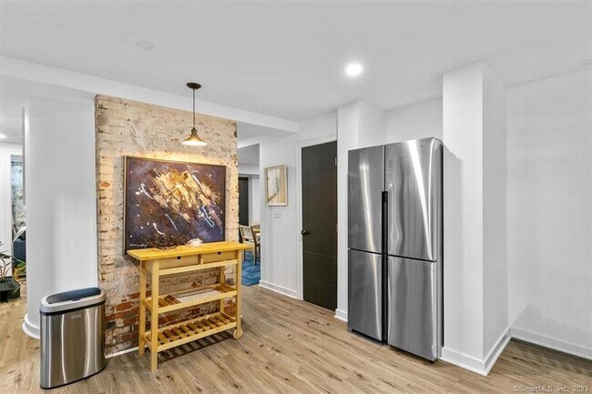 Building Photo - 20 Academy St