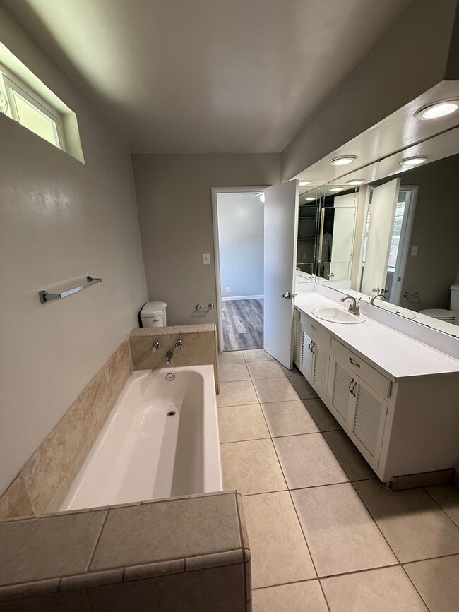 Building Photo - APPLY NOW!! 4 BEDROOM HOME!!