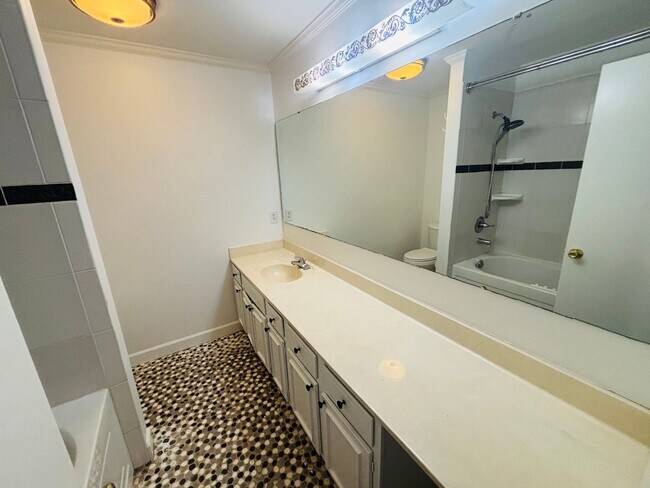 Building Photo - Forest of Golden Hills 3/2/2 ***Hidden Gem***