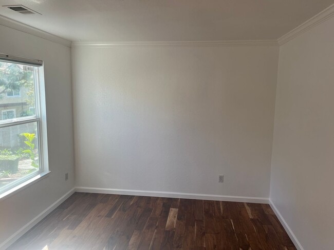 Building Photo - Beautifully Updated 3-Bedroom Townhome in ...