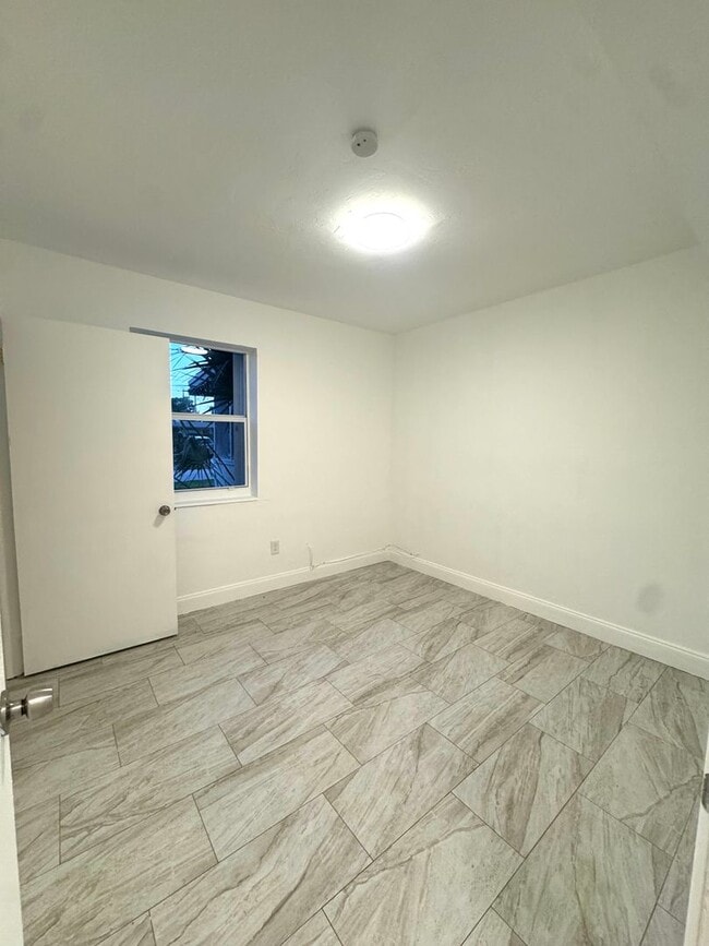 Building Photo - Updated 3-Bed/2-baths Home with Screened Porch & Lush Yard in Pompano Beach Highlands