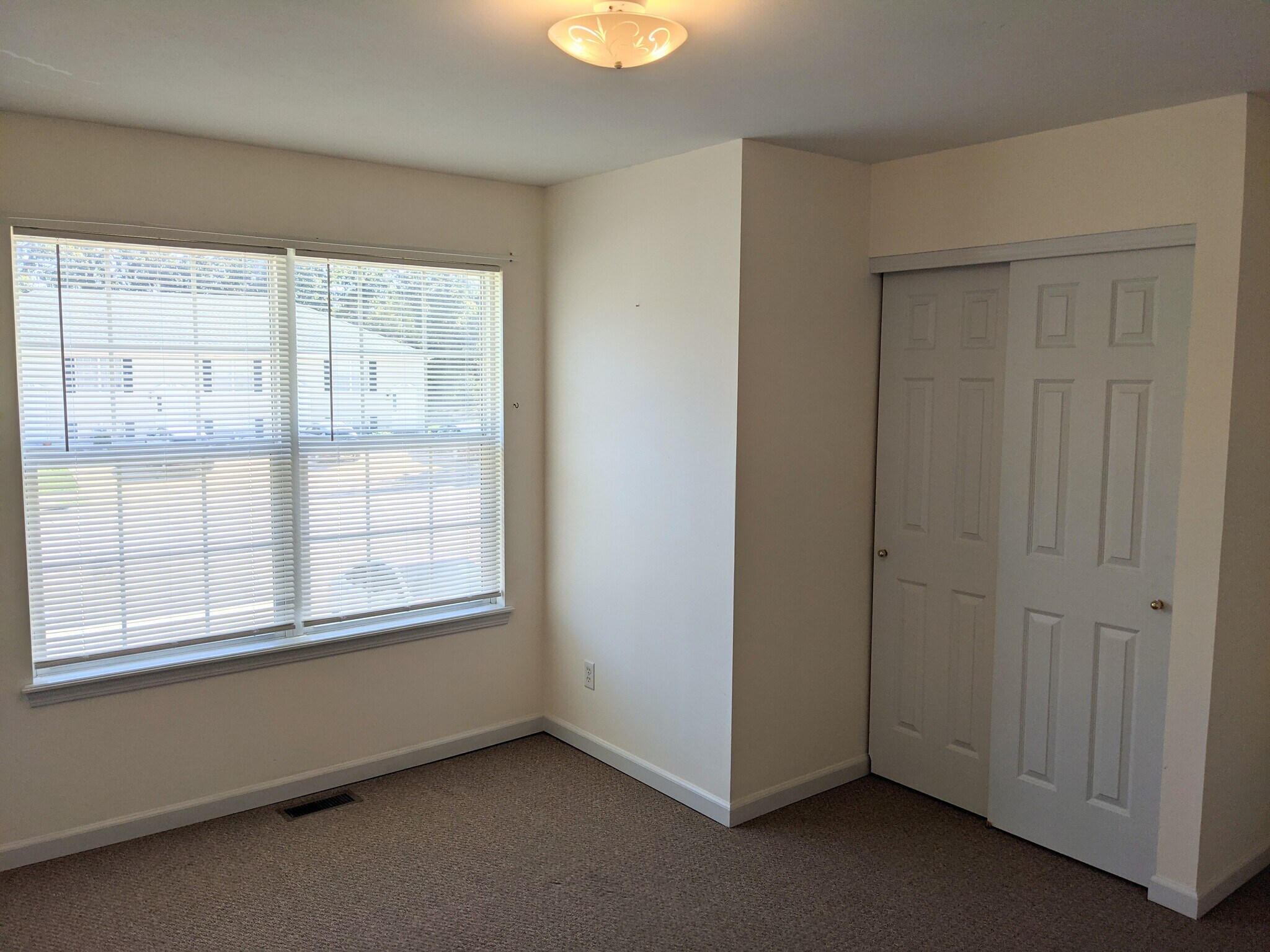 Building Photo - 1031 Arlington Ct