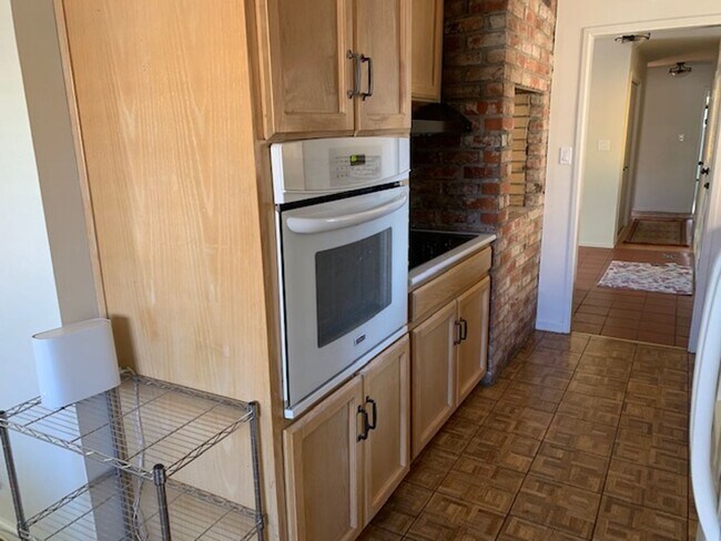Building Photo - Spacious house with hardwood, handicap ramps, pet friendly, large garden with fruit trees