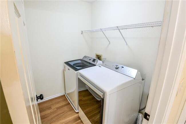 Building Photo - 1865 Oak Tree Hollow