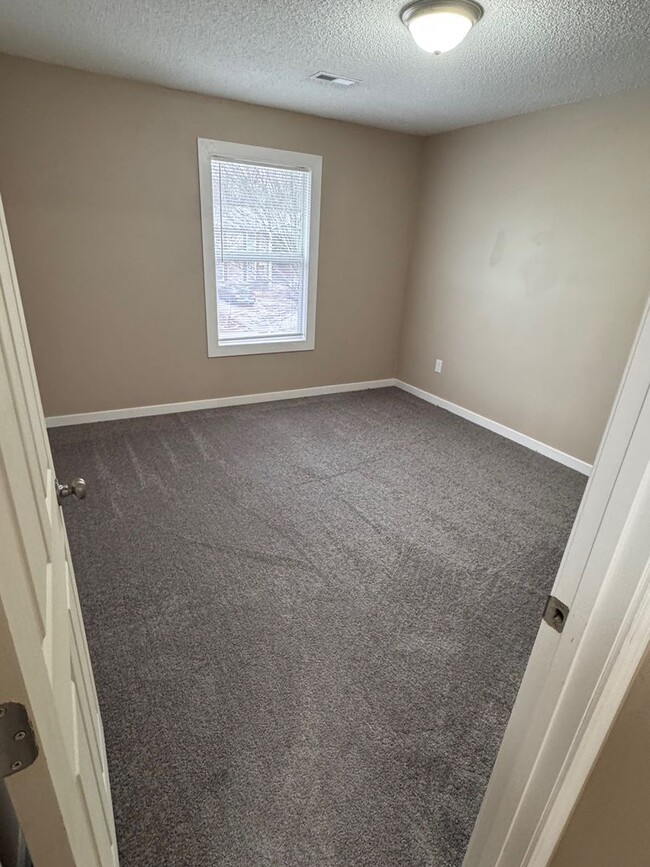 Building Photo - REMODELED 2 Bed, 1 Bath Upper Level Apartm...