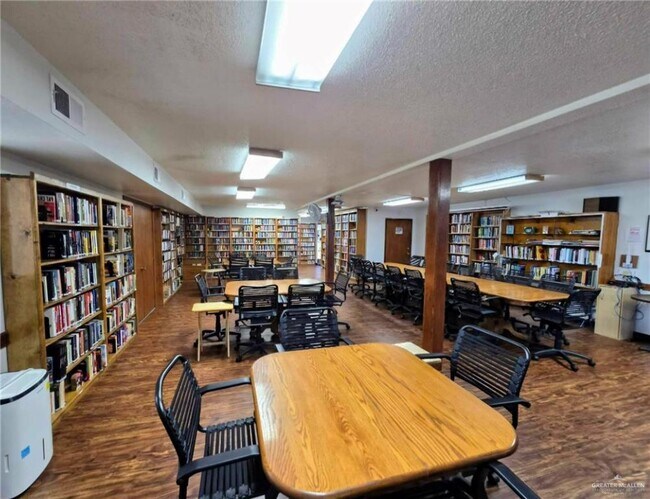 Building Photo - 2408 Meadowlark St