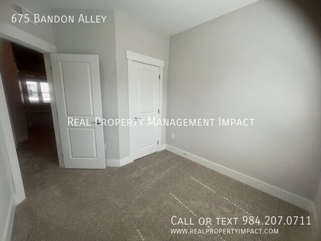 Building Photo - 675 Bandon Aly