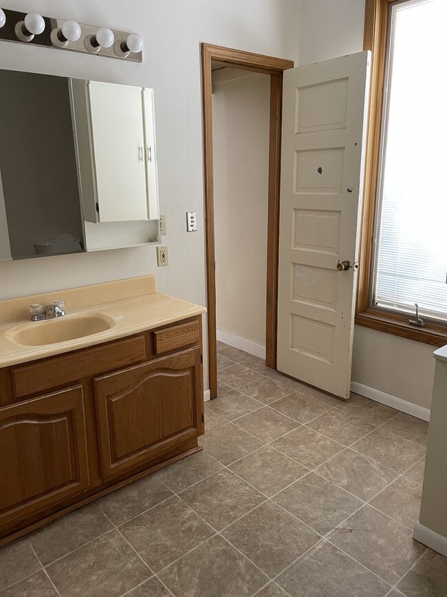 Building Photo - 569 W Broadway Ave