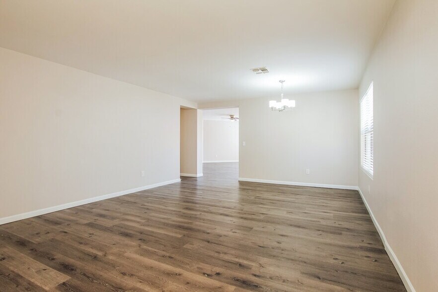 Building Photo - 11621 W Bloomfield Rd