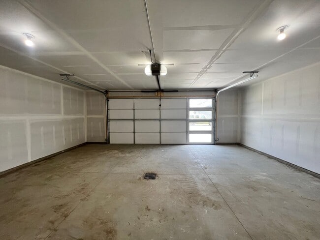 Building Photo - 4 Bed | 2 Bath | 2 Stall Garage | Single Family Home