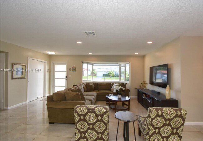 Building Photo - 609 S Crescent Dr