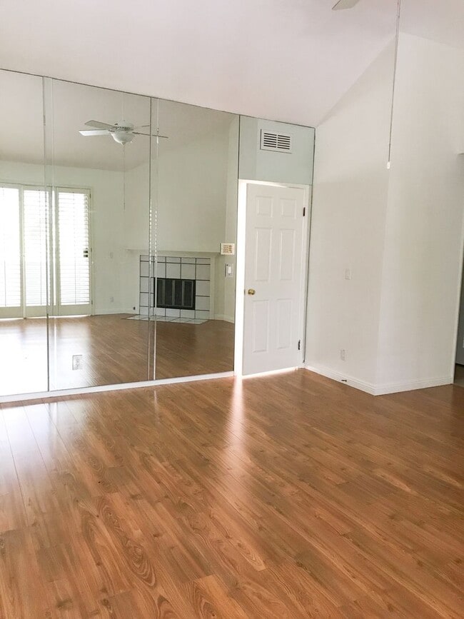 Building Photo - 3 Bedroom 2.5 bath Townhome