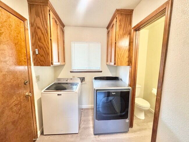 Building Photo - Stunning 3 bedroom 2.5 bathroom home in Folsom with large backyard