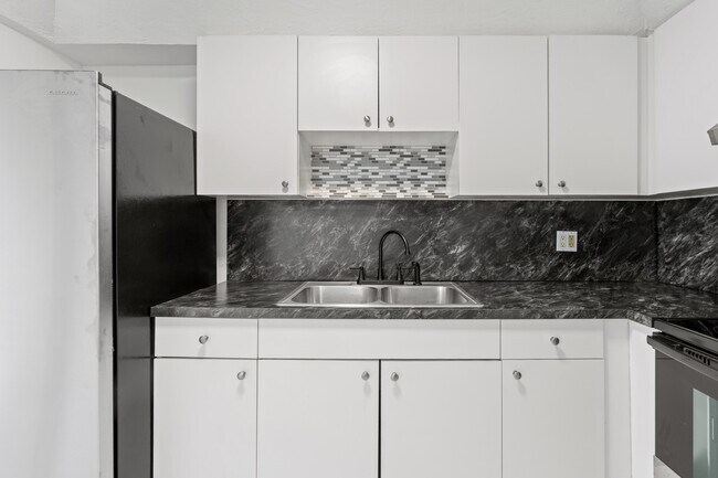 Building Photo - 400 Kings Point Dr