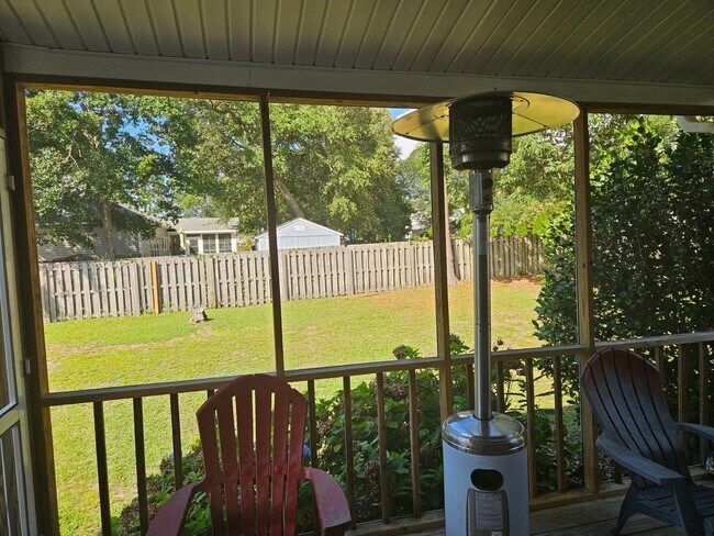 Building Photo - Beautiful unfurnished 4 bedroom, 2.5 bath ...