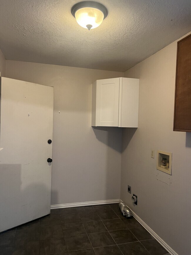 Building Photo - 2036 Lisa Cir