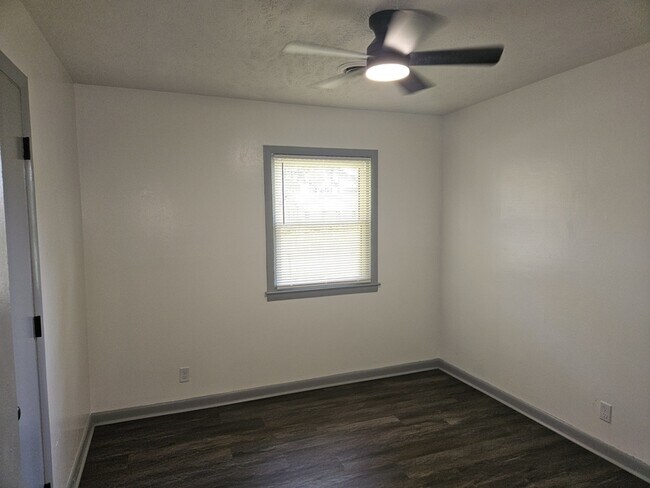 Building Photo - 415 College Dr