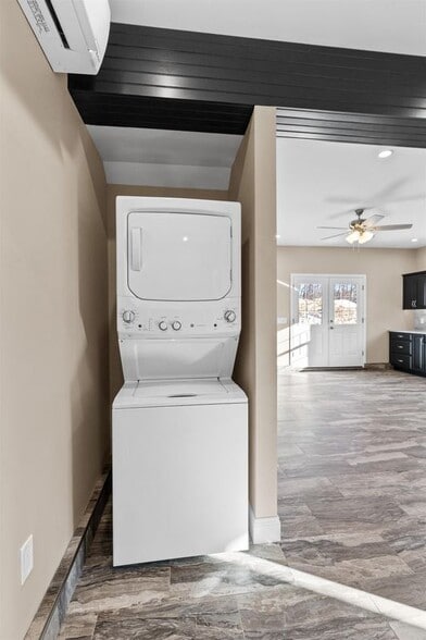 Building Photo - 6 Latchkey