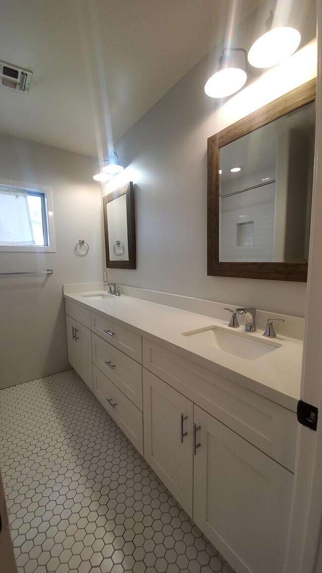 Building Photo - 4128 N 46th Pl