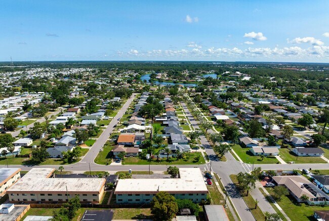 Building Photo - GORGEOUS FULLY RENOVATED 1st FLOOR 2 BEDROOM 1 BATHROOM CONDO LOCATED JUST 5 MINUTES FROM VENICE ...