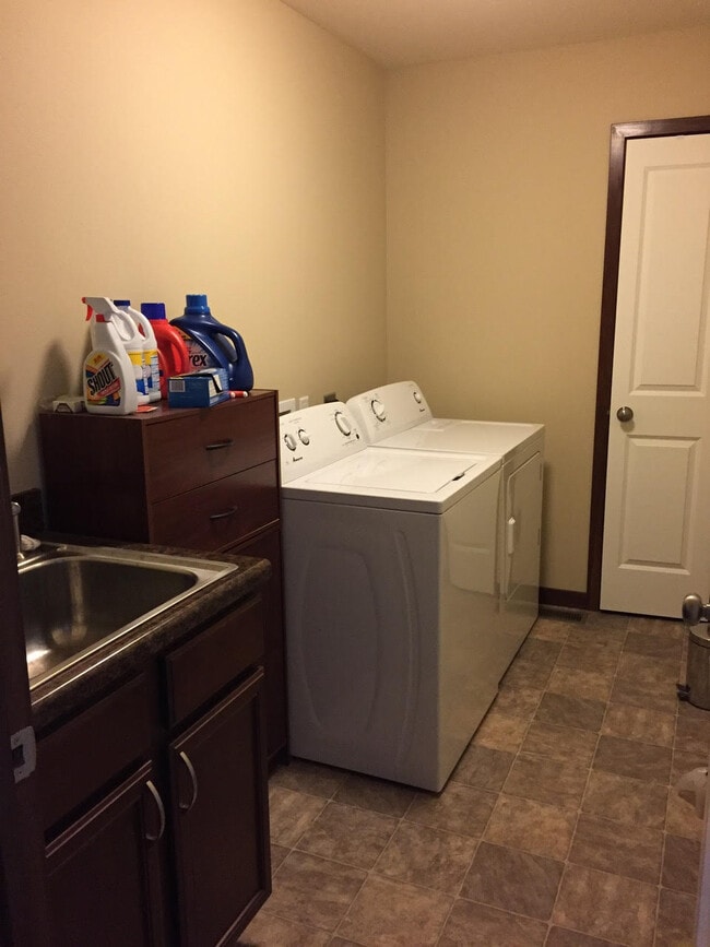 Building Photo - 35 Jaro Wy