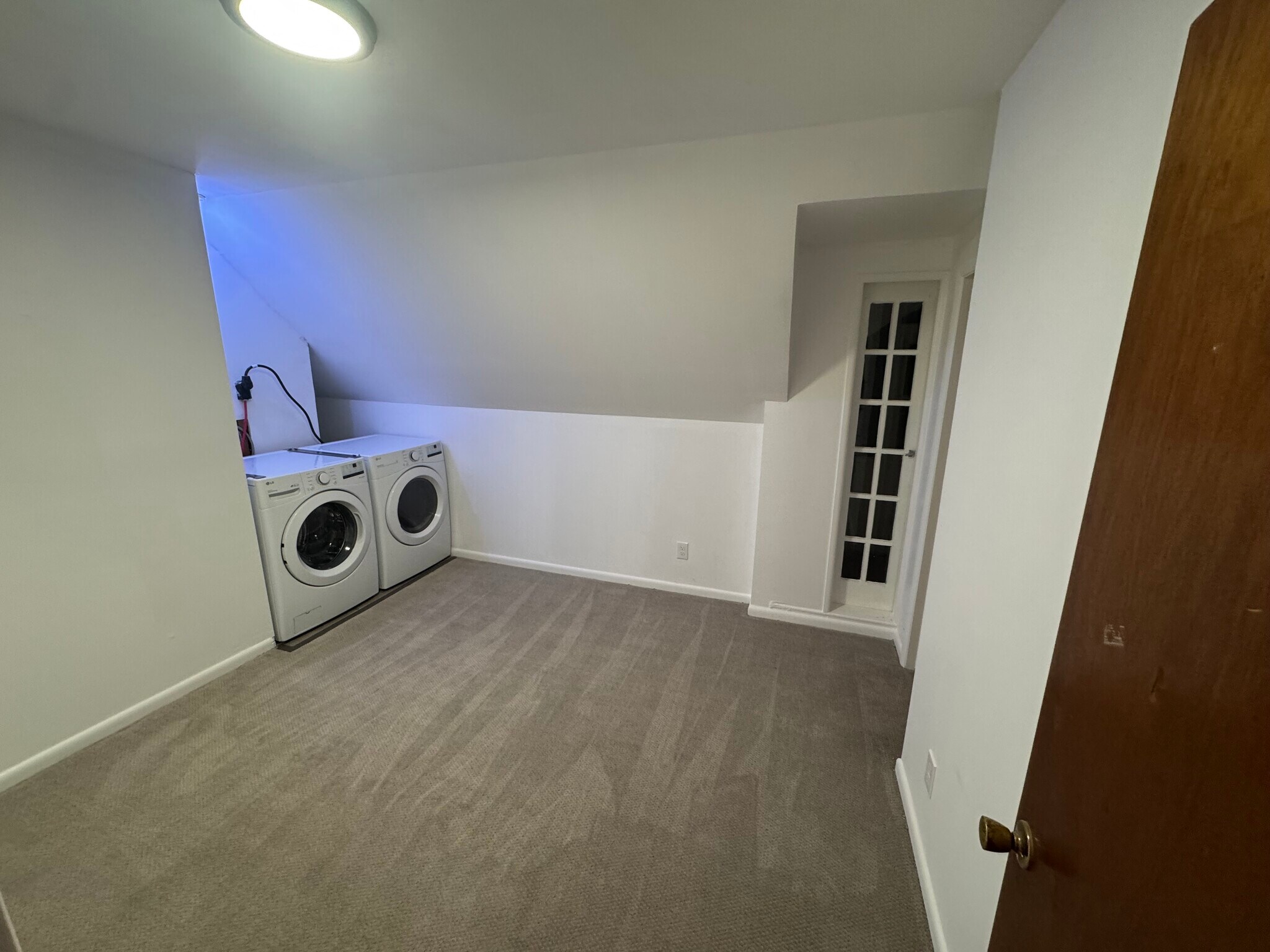 2nd bedroom with laundry - 520 Saratoga Rd