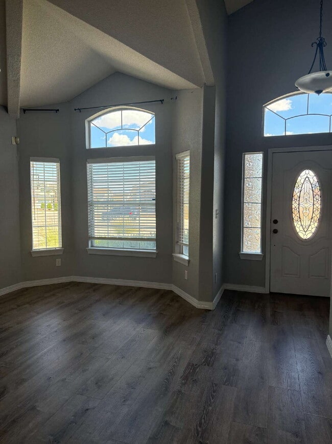 Building Photo - "Charming 3-Bedroom Retreat with 2 Full Ba...