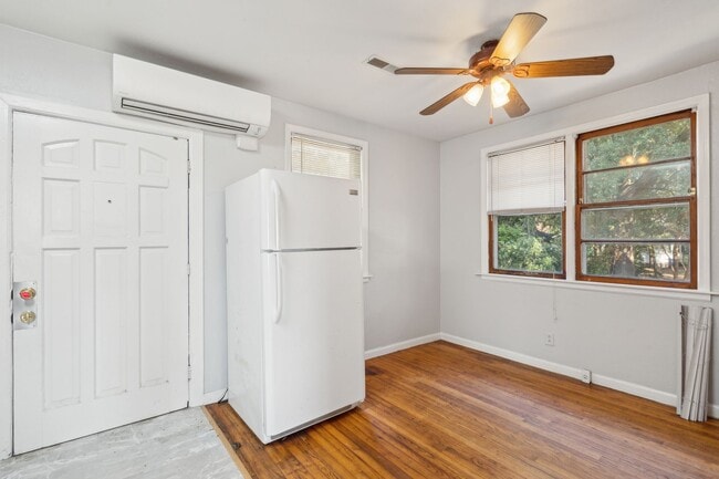 Building Photo - Quaint One BR Frog Rental - Steps from Park Circle with Private Yard!