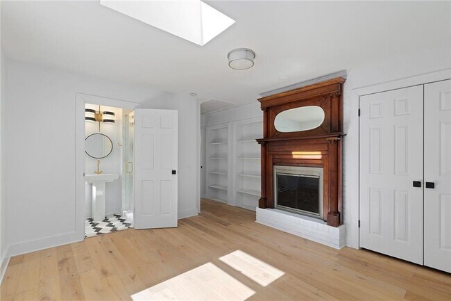 Building Photo - 1275 The by Way NE