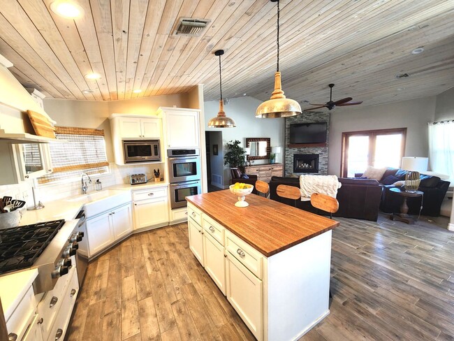 Building Photo - Amazing Fully Furnished Rental with Pool & Spa