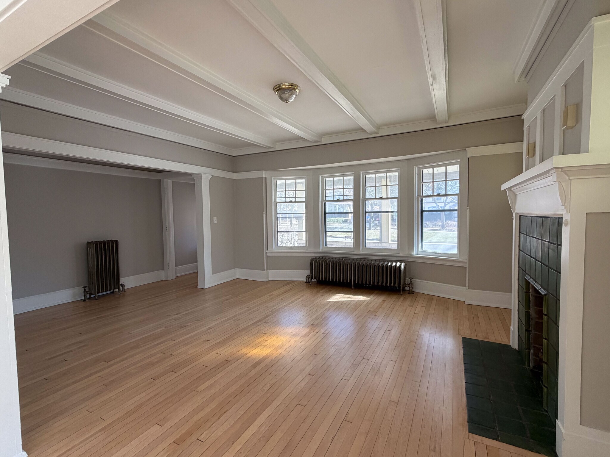 Building Photo - 2000 E Newberry Blvd