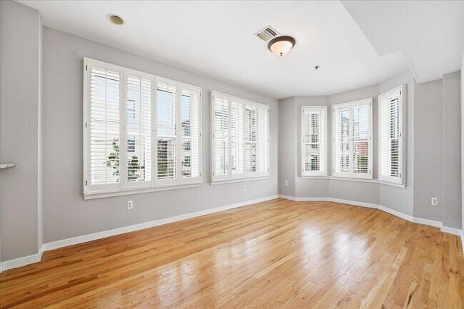 Building Photo - 132 Monroe St