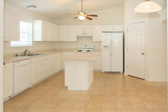 Building Photo - "Coastal Comfort Awaits: Charming 3-Bed, 2...