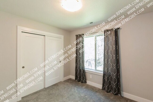 Building Photo - 10009 Powell Ave