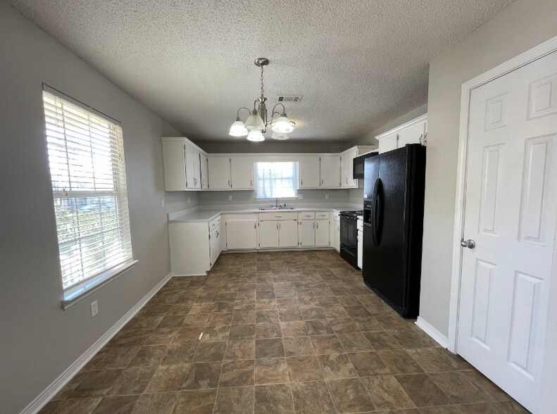 Building Photo - 447 Apple Dr