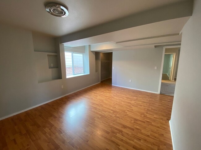 Building Photo - 5 Bedroom/ 3 Bath Home