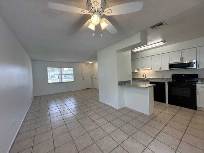 Building Photo - 3 bed, 2 bath pool home