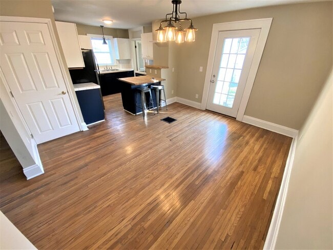 Building Photo - 3 Bedroom House - Grandview Area