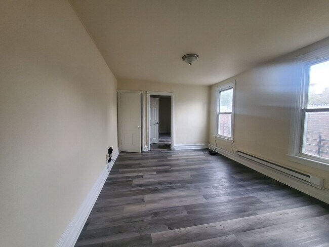 Building Photo - 347 N 7th St