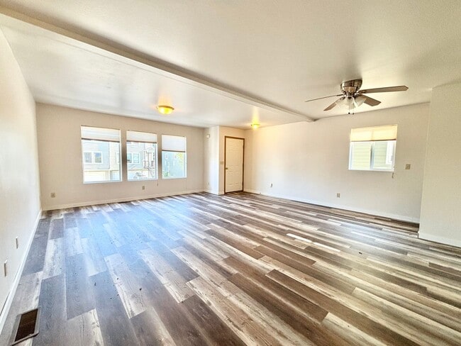 Building Photo - 4 Bedroom Townhome in Hawks Ridge