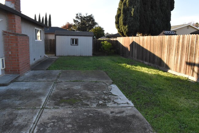 Building Photo - Nicely updated Laurel Creek home!