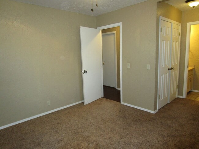 Building Photo - Move in Ready 3 or 4 bedroom