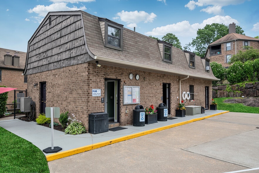 Building Photo - 181 Long Hill Rd